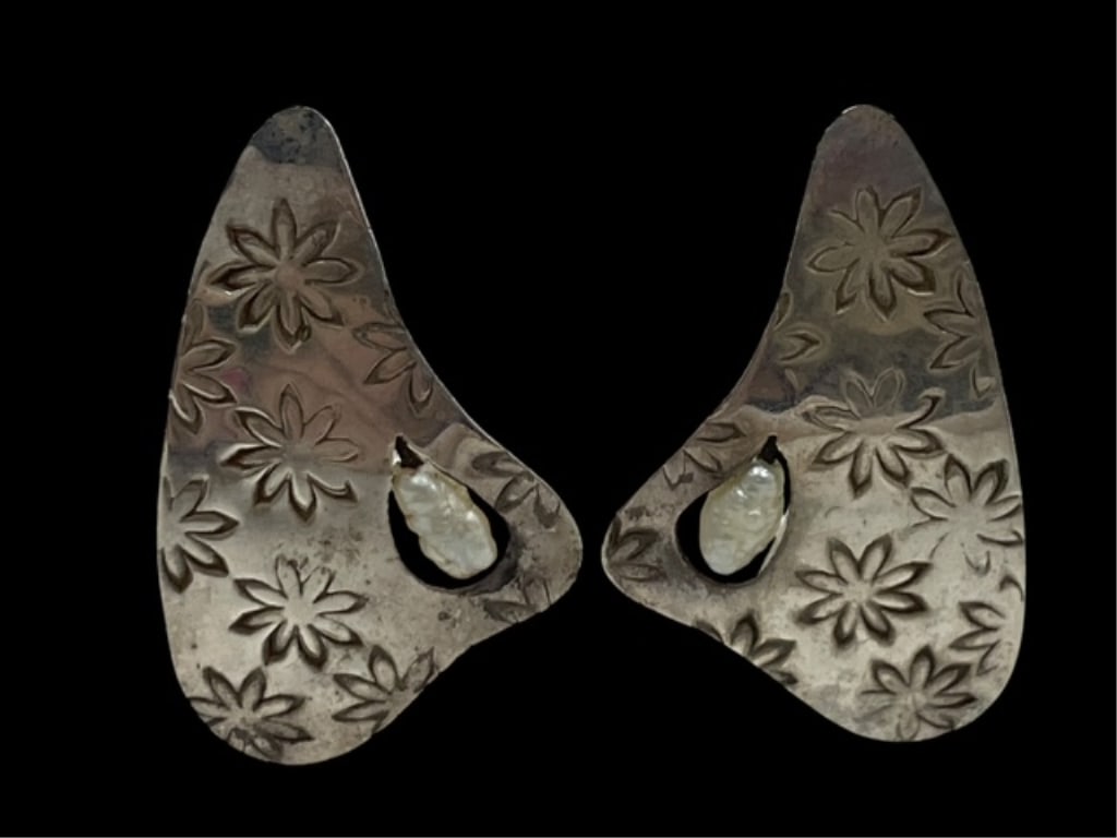 VTG 40'S STERLING SILVER HOOK EARRINGS PEARLS PEEK: *For ALTERNATIVE SHIPPING QUOTES or local PICKUP details, please visit www.dejavuauctionshipping.com* Just over 1" in length 4 grams total weight Vintage 40's era Marked "sterling" on top of earrings