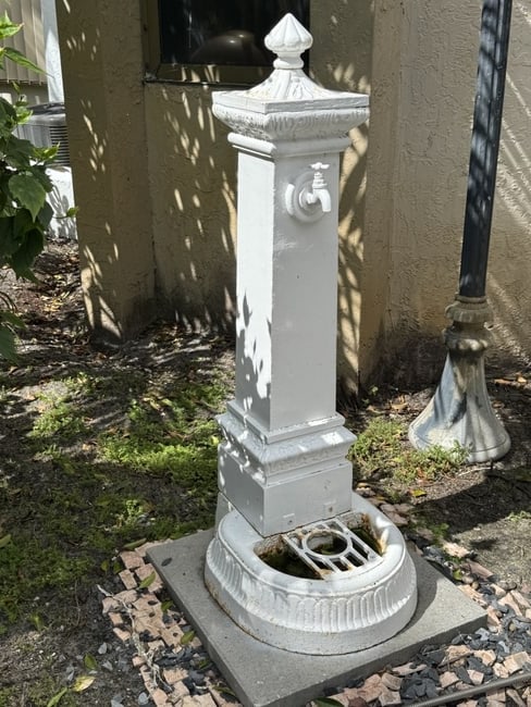 VINTAGE CAST IRON GARDEN WATER FOUNTAIN (1 of 2)