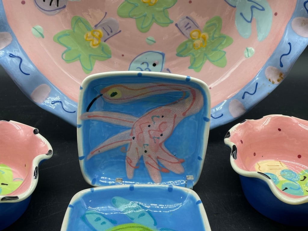 8 PC SUSAN PAINTER SIGNED CERAMIC TABLEWARE - 5