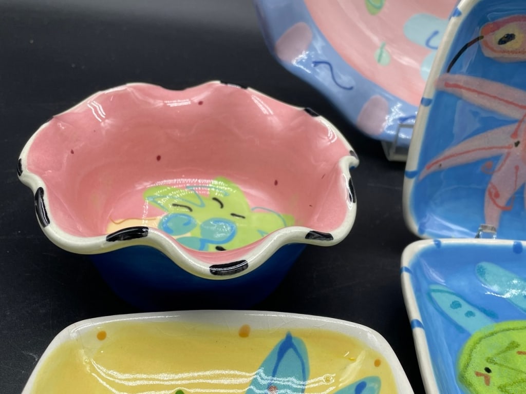 8 PC SUSAN PAINTER SIGNED CERAMIC TABLEWARE - 7