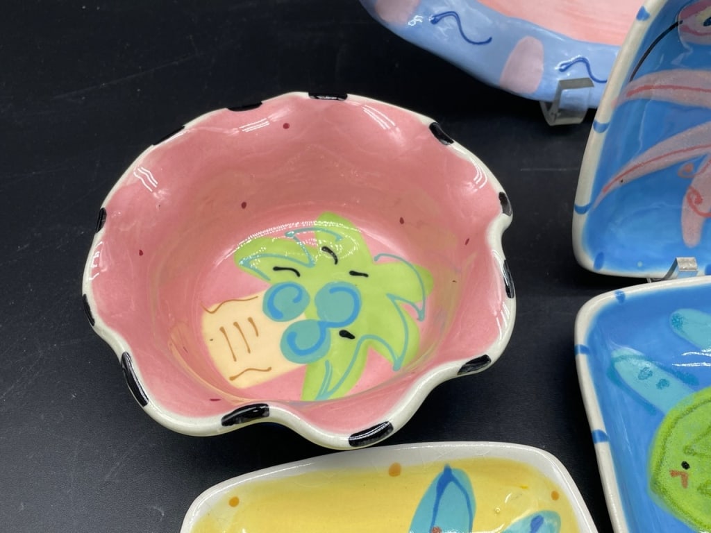 8 PC SUSAN PAINTER SIGNED CERAMIC TABLEWARE - 8