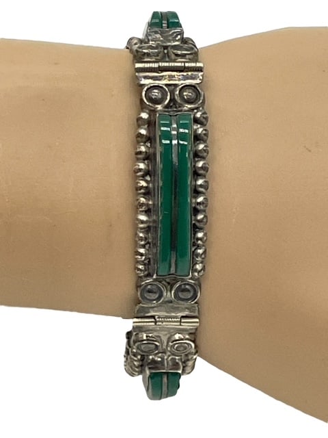 VTG TAXCO MEXICO GREEN JADE BAR LINK BRACELET 22G: *For ALTERNATIVE SHIPPING QUOTES or local PICKUP details, please visit www.dejavuauctionshipping.com* VINTAGE TAXCO MEXICO SIGNED BY ARTIST Green jade bar links wrapped around hinged panels Excellent