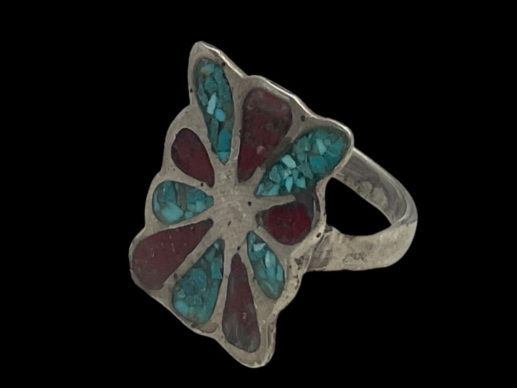 MEXICO STERLING SILVER INLAID CHIPS MOSAIC RING 8: *For ALTERNATIVE SHIPPING QUOTES or local PICKUP details, please visit www.dejavuauctionshipping.com* BEAUTIFUL Mexican sterling silver design Inlaid chips in a starburst pattern Unsigned tested sterl