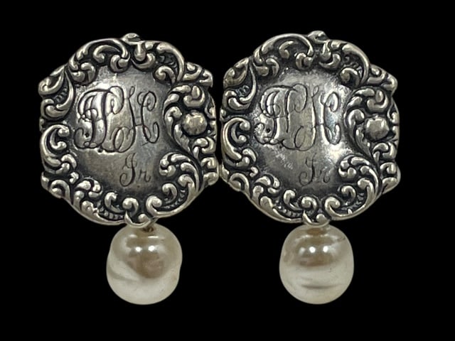 VICTORIAN REVIVAL MONOGRAM 925 PEARL EARRINGS 6G: *For ALTERNATIVE SHIPPING QUOTES or local PICKUP details, please visit www.dejavuauctionshipping.com* ART NOUVEUA VICTORIAN STYLIZATION Earrings are ornate discs with a single pearl dangling from them