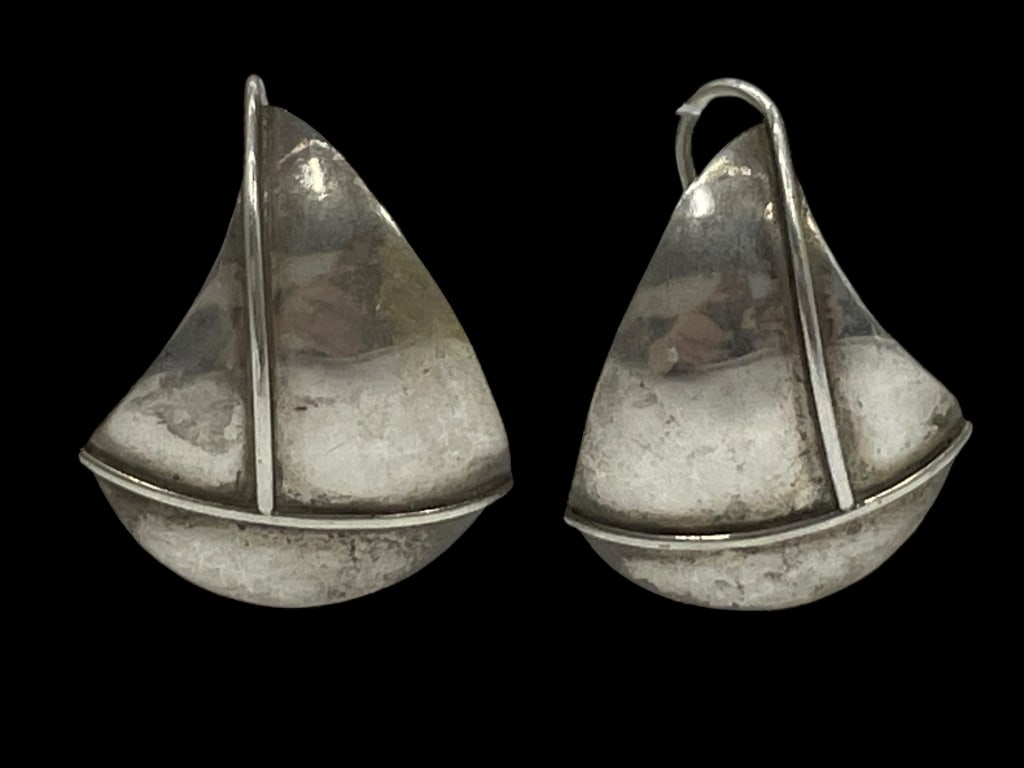 ANTIQUE STERLING SILVER SAILBOAT HOOK EARRINGS 2g: *For ALTERNATIVE SHIPPING QUOTES or local PICKUP details, please visit www.dejavuauctionshipping.com* ANTIQUE MARKED STERLING ornate looking sailboat design but could just be the design Hooks attached