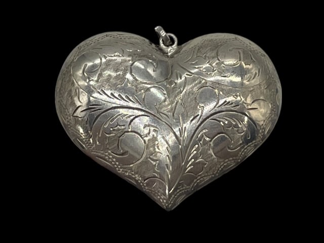 VTG SCROLLWORK DOMED HEART STERLING PENDANT 9G (1 of 9)