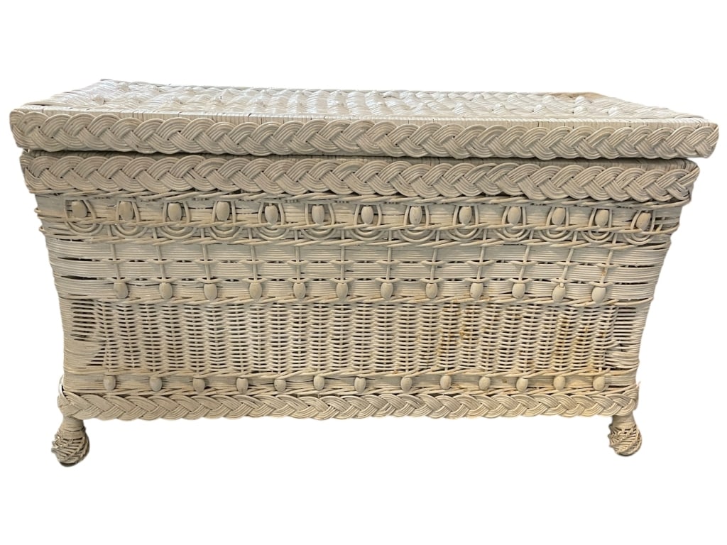 VINTAGE WHITE WICKER STORAGE CHEST / BENCH 32" (1 of 6)