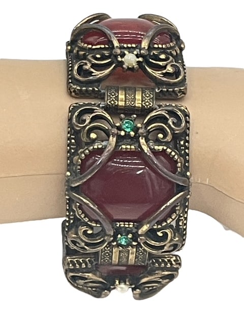 BOLD COSTUME GOLDTONE ETRUSCAN STYLE BRACELET 6.5: *For ALTERNATIVE SHIPPING QUOTES or local PICKUP details, please visit www.dejavuauctionshipping.com* ETRUSCAN look to this big bold costume piece Antique goldtone finish Carnelian colored glass stone
