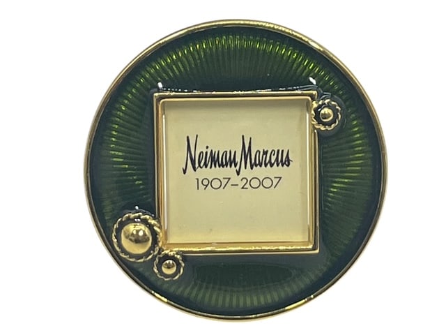 NEIMAN MARCUS JAY STRONGWATER ROUND GREEN 2" FRAME: *For ALTERNATIVE SHIPPING QUOTES or local PICKUP details, please visit www.dejavuauctionshipping.com* 30TH NEIMAN MARCUS ANNIVERSARY Green enamel frame in 2" size Tiny gold dot detail Clips or sits up
