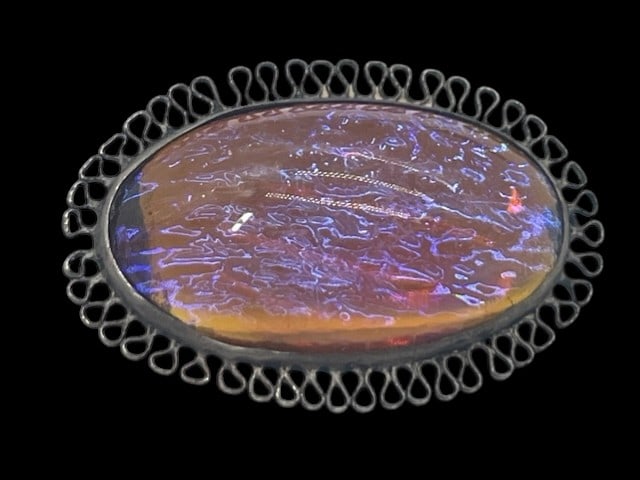 PRETTY AMBER FIRE OPAL CABACHON STERLING BROOCH 4G: *For ALTERNATIVE SHIPPING QUOTES or local PICKUP details, please visit www.dejavuauctionshipping.com* GORGEOUS VINTAGE FIRE OPAL BROOCH! amber based coloration on this opal cabachon Delicate sterling