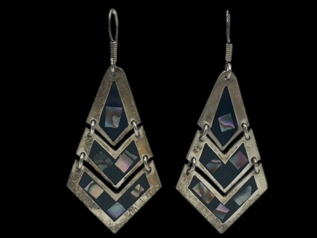 VINTAGE TAXCO MEXICO MOP ONYX JOINTED EARRINGS 14G: *For ALTERNATIVE SHIPPING QUOTES or local PICKUP details, please visit www.dejavuauctionshipping.com* PRETTY PERFECT Taxco creations! Jointed triangular shaped earrings with jointed panels Dangle hook