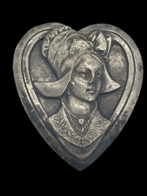 VINTAGE DUTCH GIRL STERLING CAMEO HEART BROOCH: *For ALTERNATIVE SHIPPING QUOTES or local PICKUP details, please visit www.dejavuauctionshipping.com* STERLING SILVER cameo Brooch Pin with Dutch Girl Motif Signed on back in french "always faithful"