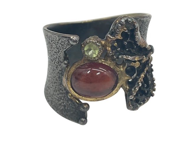 STERLING SILVER CARNELIAN PERIDOT ARTISAN RING 9: *For ALTERNATIVE SHIPPING QUOTES or local PICKUP details, please visit www.dejavuauctionshipping.com* ARTISAN MADE AND DESIGNED STERLING SILVER RINGS! We have many of these from the same designer and