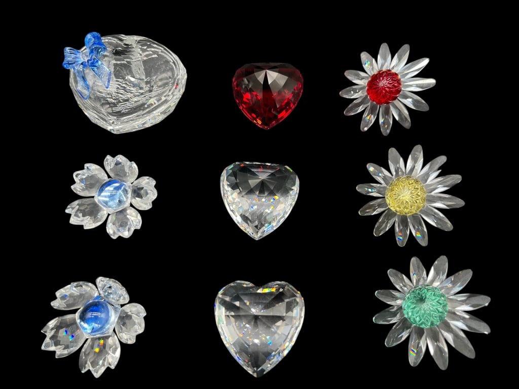 SWAROVSKI CRYSTAL HEART TRINKET BOX & FIGURINE GRP: For ALTERNATE shipping quote or LOCAL PICK-UP DETAILS, please visit dejavuauctionshipping.com SWAROVSKI CRYSTAL HEART-SHAPED TRINKET BOX WITH BLUE BOW AND ASSORTED CRYSTAL FIGURINES Sparkling collecti