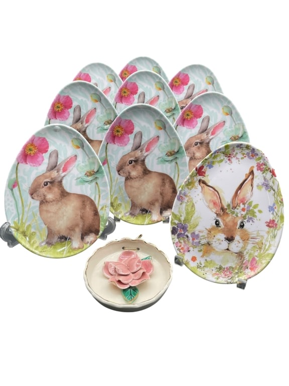 EASTER BUNNY PLATES & FLORAL WALL HANGING: For ALTERNATE shipping quote or LOCAL PICK-UP DETAILS, please visit dejavuauctionshipping.comASSORTED EASTER BUNNY MELAMINE PLATES WITH 3D FLORAL WALL PLAQUECharming assortment of seasonal Easter