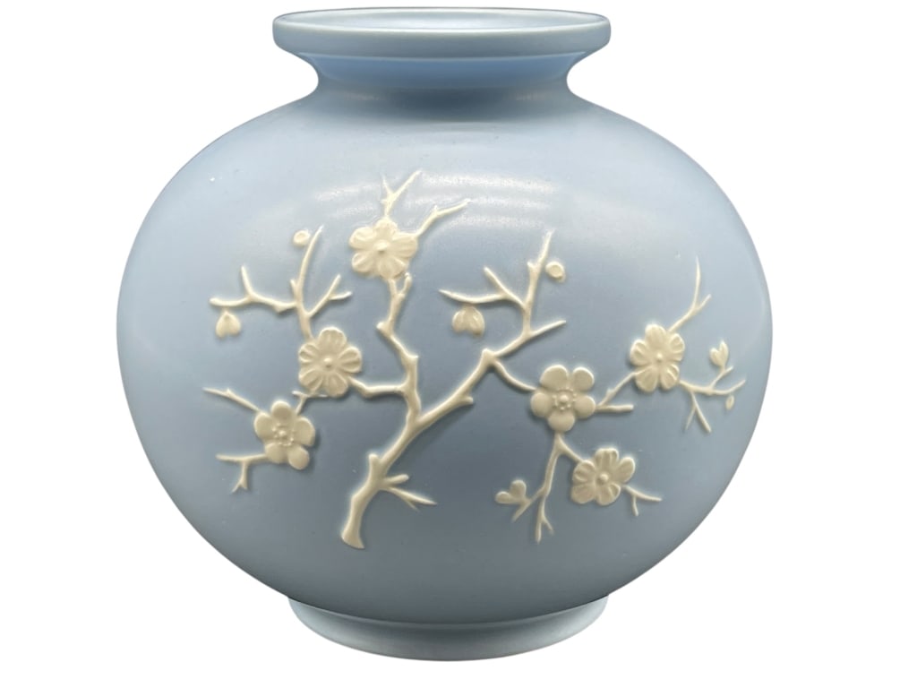 SPODE ENGLISH APPLIED FLOWERS LAVENDER VASE 5.5": For ALTERNATE shipping quote or LOCAL PICK-UP DETAILS, please visit dejavuauctionshipping.com SPODE ENGLISH LAVENDER JASPERWARE STYLE BLUE VASE WITH FLORAL RELIEF Elegant Spode porcelain vase in the c