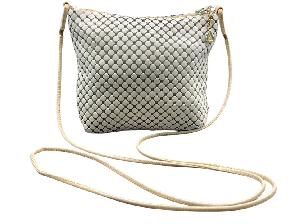 VINTAGE WHITING & DAVIS WHITE MESH PURSE 6" W: For ALTERNATE shipping quote or LOCAL PICK-UP DETAILS, please visit dejavuauctionshipping.com VINTAGE WHITING & DAVIS WHITE ENAMEL METAL MESH EVENING BAG Vintage Whiting & Davis small evening handbag