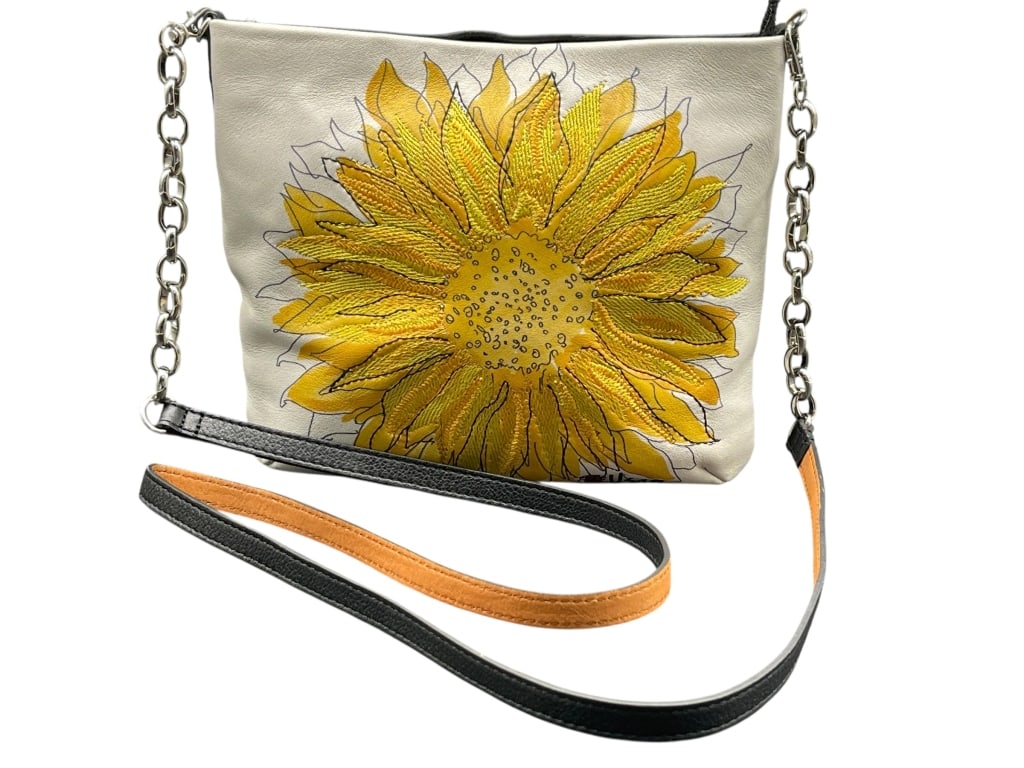 VTG VERA BOLD SUNFLOWER MOTIF CROSSBODY PURSE 7": *For ALTERNATIVE SHIPPING QUOTES or local PICKUP details, please visit www.dejavuauctionshipping.com* VTG VERA BOLD SUNFLOWER MOTIF CROSSBODY PURSE 7" Very good vintage condition. By bidding on this l