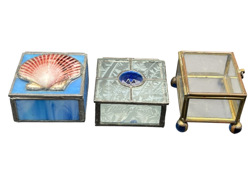 LOT OF 3 VINTAGE STAINED GLASS TRINKET BOXES 3": For ALTERNATE shipping quote or LOCAL PICK-UP DETAILS, please visit dejavuauctionshipping.com THREE PIECE LOT OF VINTAGE LEADED GLASS AND STAINED GLASS TRINKET OR JEWELRY BOXES INCLUDING DECORATIVE SH