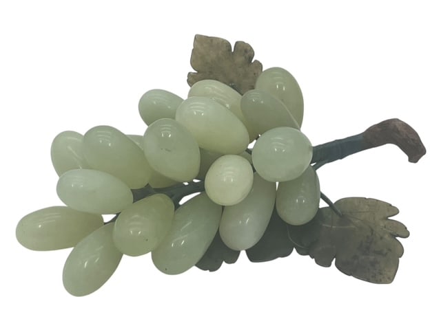 ANTIQUE REALISTIC GLASS GRAPES W/ GLASS LEAVES 7": *For ALTERNATIVE SHIPPING QUOTES or local PICKUP details, please visit www.dejavuauctionshipping.com* REALISTIC creation of green glass made grapes with glass leaves! A beautiful piece to display. 7"