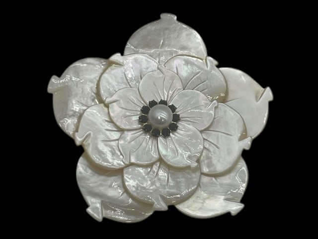 SHELL PEARL CARVED CUT HYDRANGEA FLOWER SCARF CLIP: *For ALTERNATIVE SHIPPING QUOTES or local PICKUP details, please visit www.dejavuauctionshipping.com* 3.5" WIDE AND Excellent condition! By bidding on this listing, you understand and agree to be boun