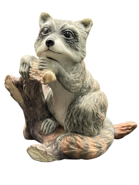 BOEHM HS6 RACCOON FRIENDS OF THE FOREST FIGURINE: For ALTERNATE shipping quote or LOCAL PICK-UP DETAILS, please visit dejavuauctionshipping.com BOEHM PORCELAIN RACCOON “FRIENDS OF THE FOREST” HS6 FIGURINE Charming hand-painted porcelain racco