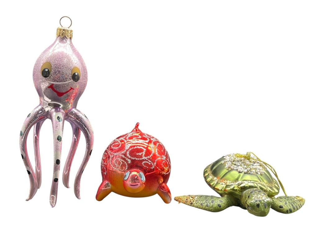 LOT 3 ITALIAN MOUTH BLOWN PAINTED ORNAMENTS 3"–5": For ALTERNATE shipping quote or LOCAL PICK-UP DETAILS, please visit dejavuauctionshipping.com LOT 3 ITALIAN MOUTH BLOWN HAND PAINTED GLASS SEA CREATURE ORNAMENTS (OCTOPUS, TURTLE, FISH) 3"–5" Group 