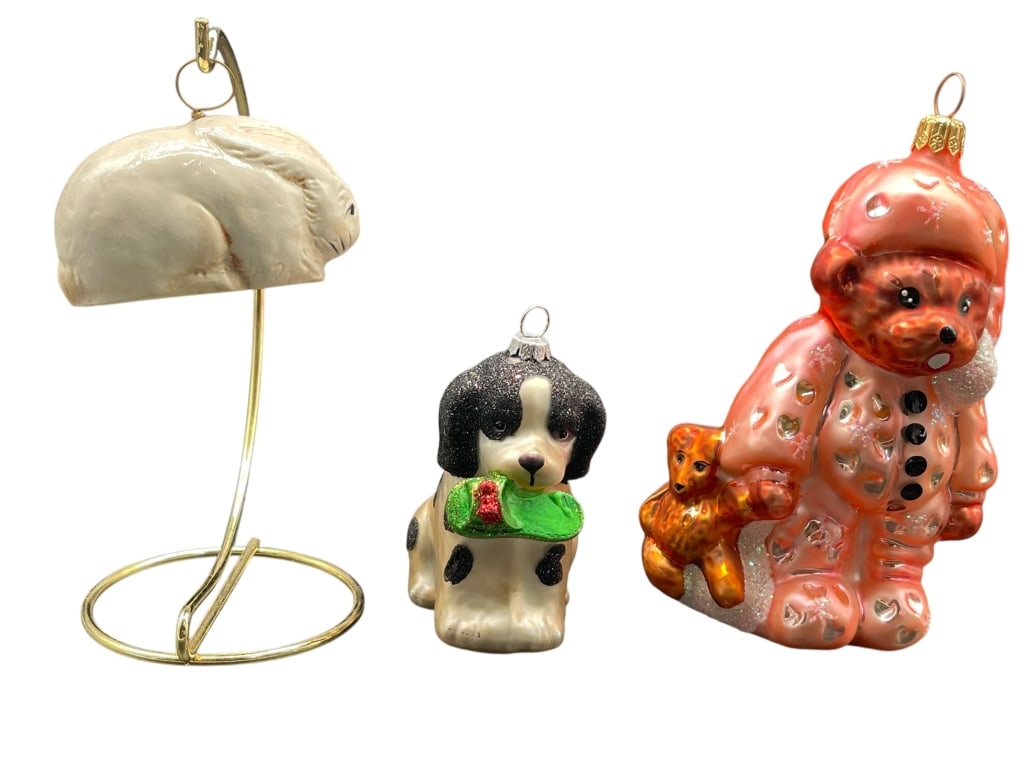 LOT OF 3 ORNAMENTS WITH DISPLAY STAND 2"–5.5" H: For ALTERNATE shipping quote or LOCAL PICK-UP DETAILS, please visit dejavuauctionshipping.com LOT OF 3 VINTAGE CHRISTMAS ORNAMENTS WITH DISPLAY STAND Charming lot of three vintage Christmas ornaments