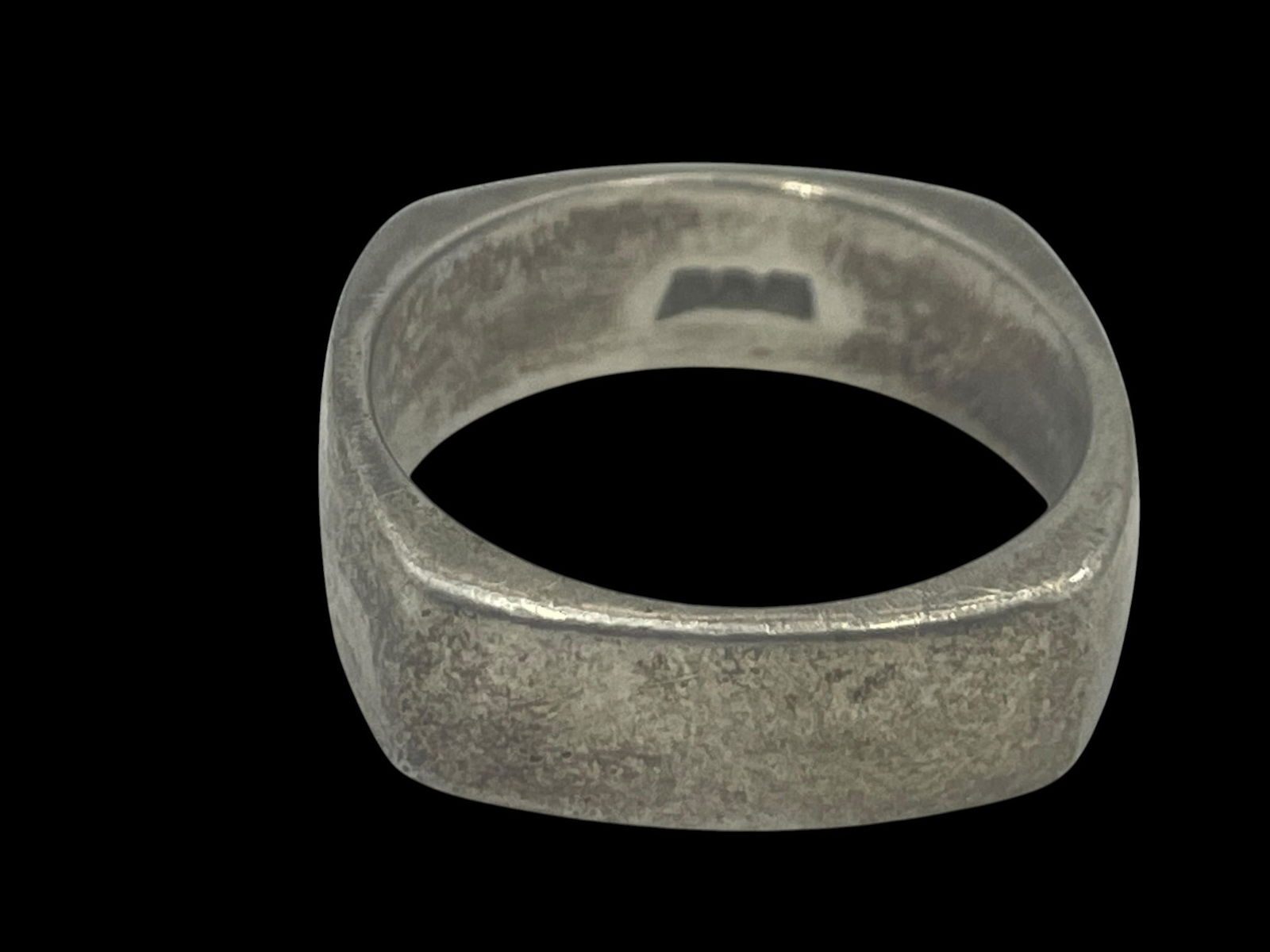 VINTAGE 925 STERLING SQUARED OFF SIMPLISTIC RING 7: *For ALTERNATIVE SHIPPING QUOTES or local PICKUP details, please visit www.dejavuauctionshipping.com* SQUARED OFF SHAPING ON THIS COOL BAND! Size 7 Beautiful thick bit of sterling silver Great conditi