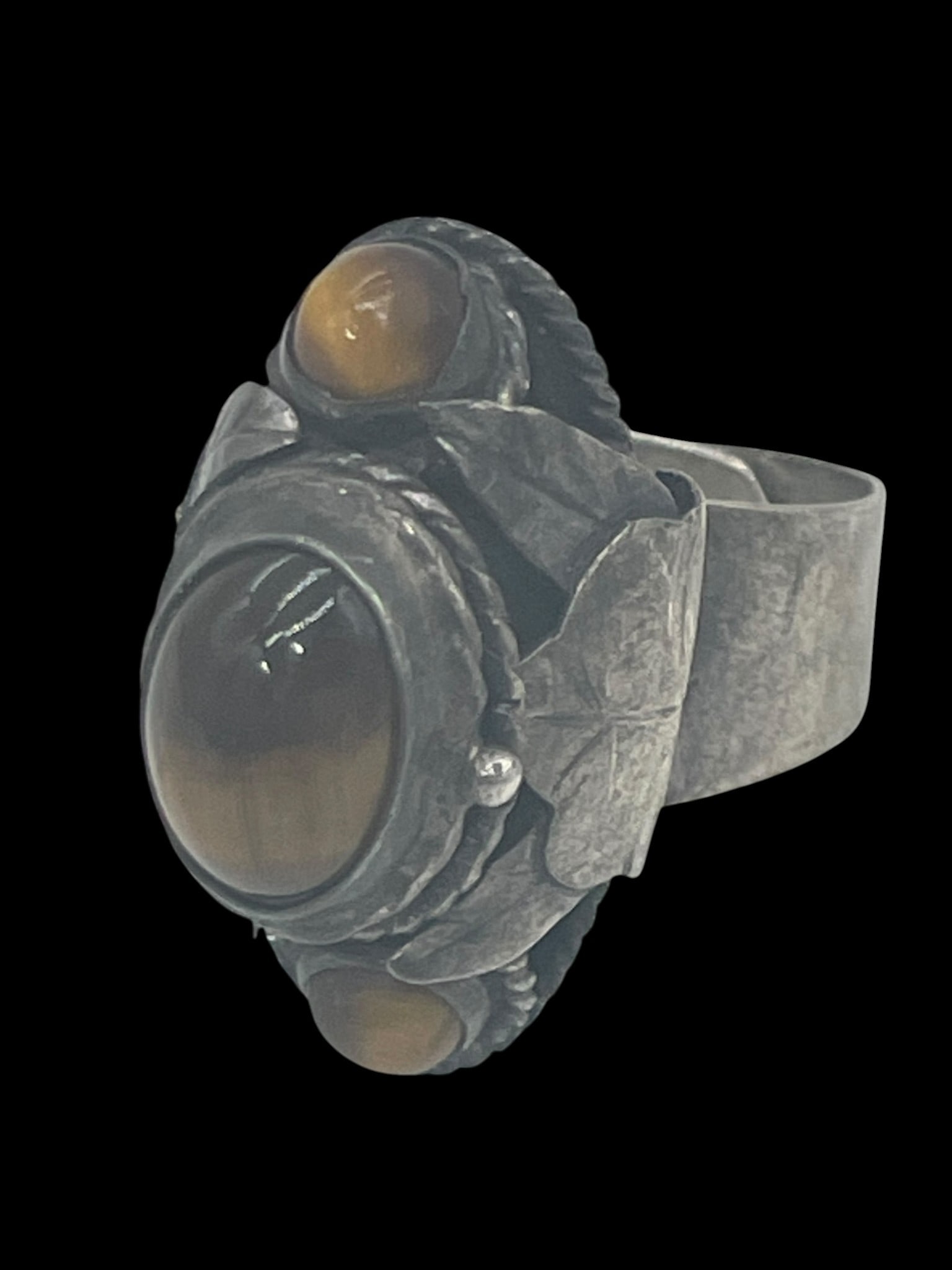 INTENSE FOLIATE STERLING SILVER TIGER EYE RING 7: *For ALTERNATIVE SHIPPING QUOTES or local PICKUP details, please visit www.dejavuauctionshipping.com* NICE DARKENED AGED STERLING SILVER WITH TIGERS EYE! This sweet ring has tigers eye dropped in thre