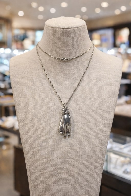 STERLING SILVER PUFFED CAT PENDANT 925 CHAIN 16G: *For ALTERNATIVE SHIPPING QUOTES or local PICKUP details, please visit www.dejavuauctionshipping.com* SUCH A CUTE KITTY! Hollow ware puffed style cat 3d pendant on thin sterling chain A soft statement