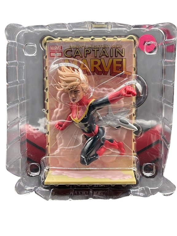 CAPTAIN MARVEL 3D COMIC STANDEE LOOTCRATE - 3