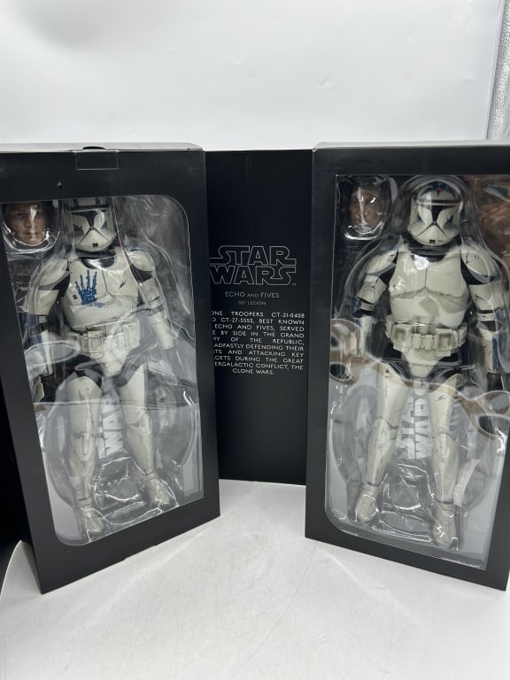 STAR WARS ECHO AND FIVES SIXTH SCALE FIGURE SET: For ALTERNATE shipping quote or LOCAL PICK-UP DETAILS, please visit dejavuauctionshipping.comSTAR WARS ECHO AND FIVES 501ST LEGION SIXTH SCALE FIGURE SETImpressive Star Wars Echo and Fives 501st