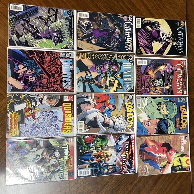 DC COMIC BOOK LOT OF 12 CATWOMAN TITANS VALOR (1 of 2)