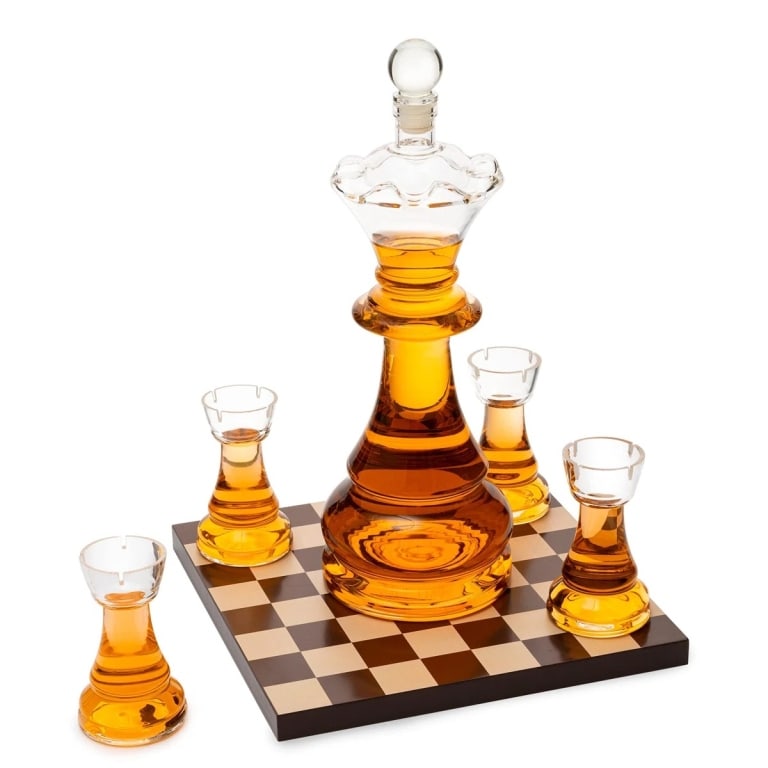 NEW IN BOX! CHESS SET DECANTER - MARVELOUS! (1 of 4)