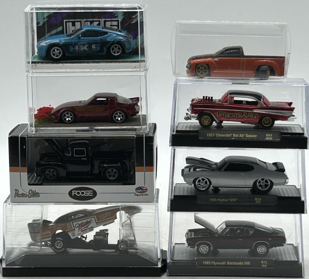 LOT OF 8 DIECAST COLLECTOR CARS W DISPLAY CASES (1 of 3)