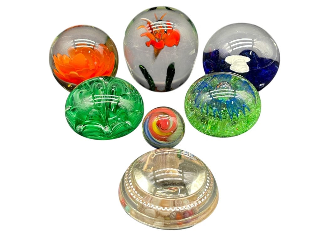 LOT OF 7 ART GLASS PAPERWEIGHTS INCLUDING Joe St.r (1 of 3)