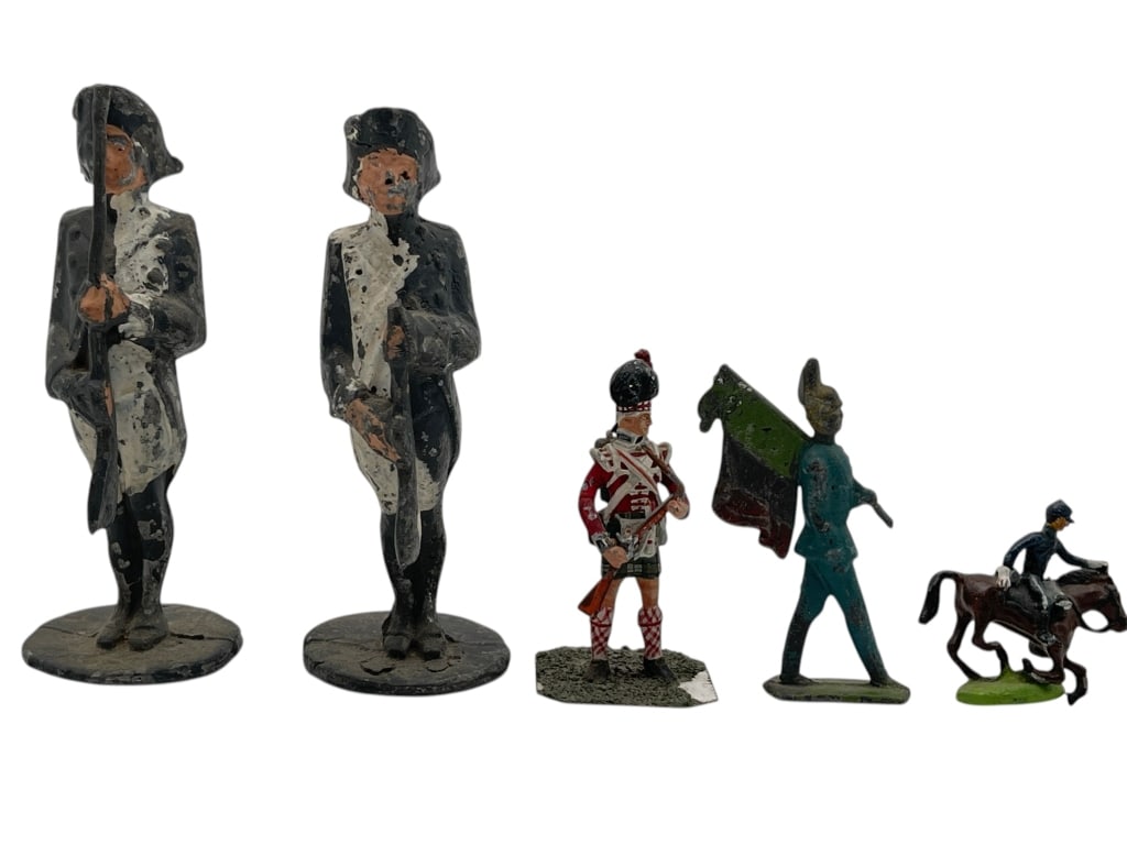 LOT OF 5 VINTAGE LEAD SOLDIER FIGURINES (1 of 4)