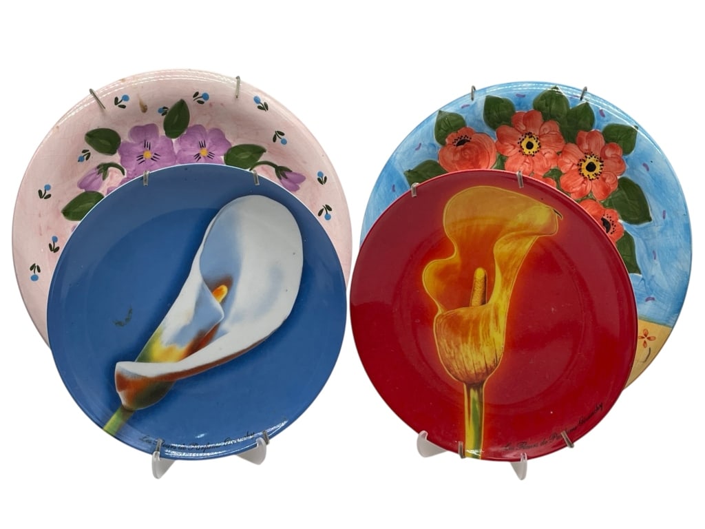 SET OF 2 DECORATIVE HAND-PAINTED WALL PLATES: For ALTERNATE shipping quote or LOCAL PICK-UP DETAILS, please visit dejavuauctionshipping.comColorful pair of decorative ceramic wall plates made exclusively for Linens ‘n Things, crafted in