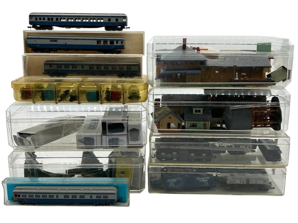 VINTAGE MODEL TRAIN LOT PASSENGER CARS ACCESSORIES (1 of 4)