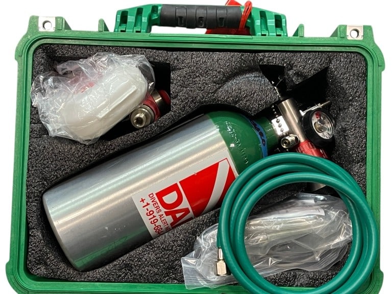 DAN OXYGEN ONBOARD DIVE KIT IN HARD CASE: For ALTERNATE shipping quote or LOCAL PICK-UP DETAILS, please visit dejavuauctionshipping.com DAN PORTABLE OXYGEN ONBOARD SCUBA EMERGENCY KIT WITH TANK & REGULATOR Complete portable emergency oxygen k