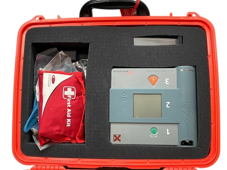 DAN AUTOMATED EXTERNAL DEFIBRILLATOR (AED) UNIT: For ALTERNATE shipping quote or LOCAL PICK-UP DETAILS, please visit dejavuauctionshipping.com DAN PORTABLE AED DEFIBRILLATOR WITH CASE & FIRST AID KIT Emergency automated external defibrillator unit b