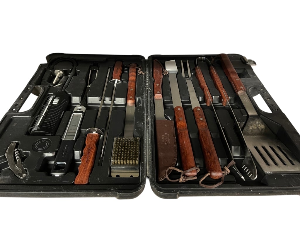 BROOKSTONE PROFESSIONAL BARBECUE TOOL KIT SET (1 of 4)