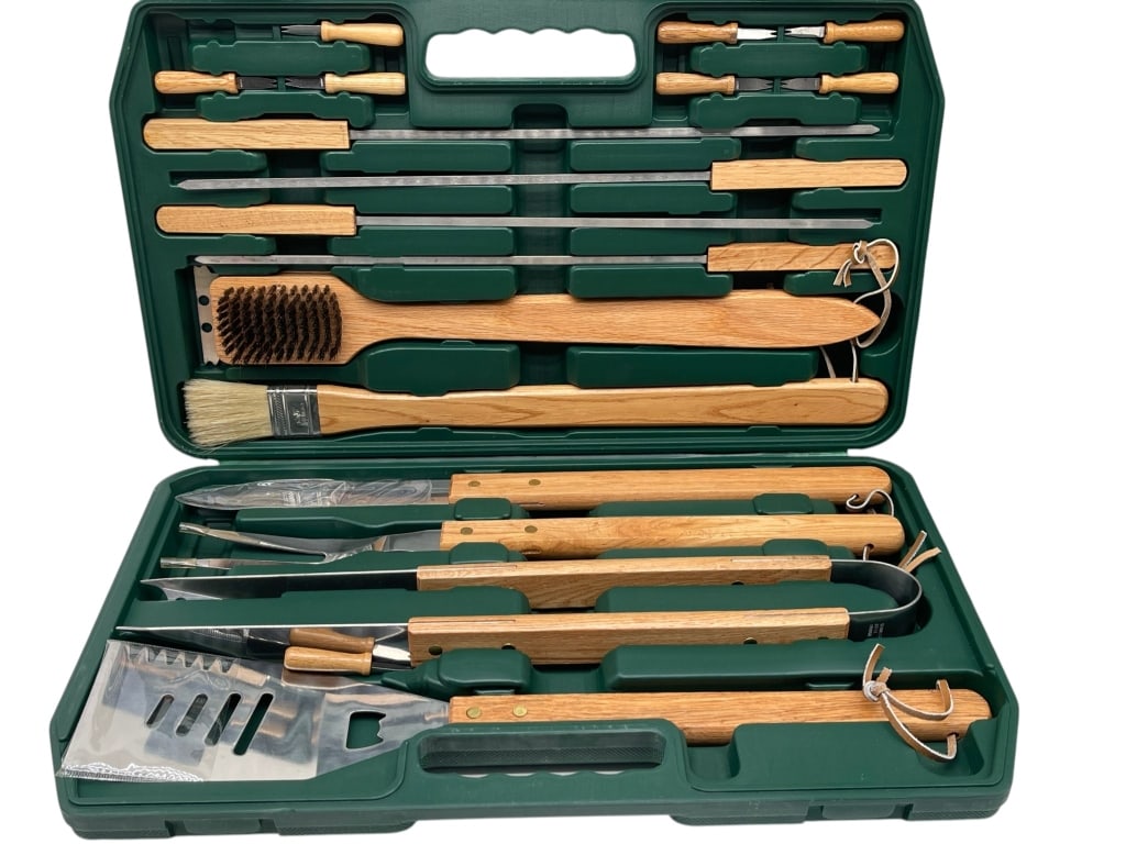 BERKLEY JENSEN 18 PIECE BARBECUE TOOL SET: BERKLEY & JENSEN 18 PIECE PROFESSIONAL BARBECUE TOOL SET IN CASE Berkley & Jensen 18 piece professional barbecue tool set housed in a fitted green carrying case, including stainless steel grilling too