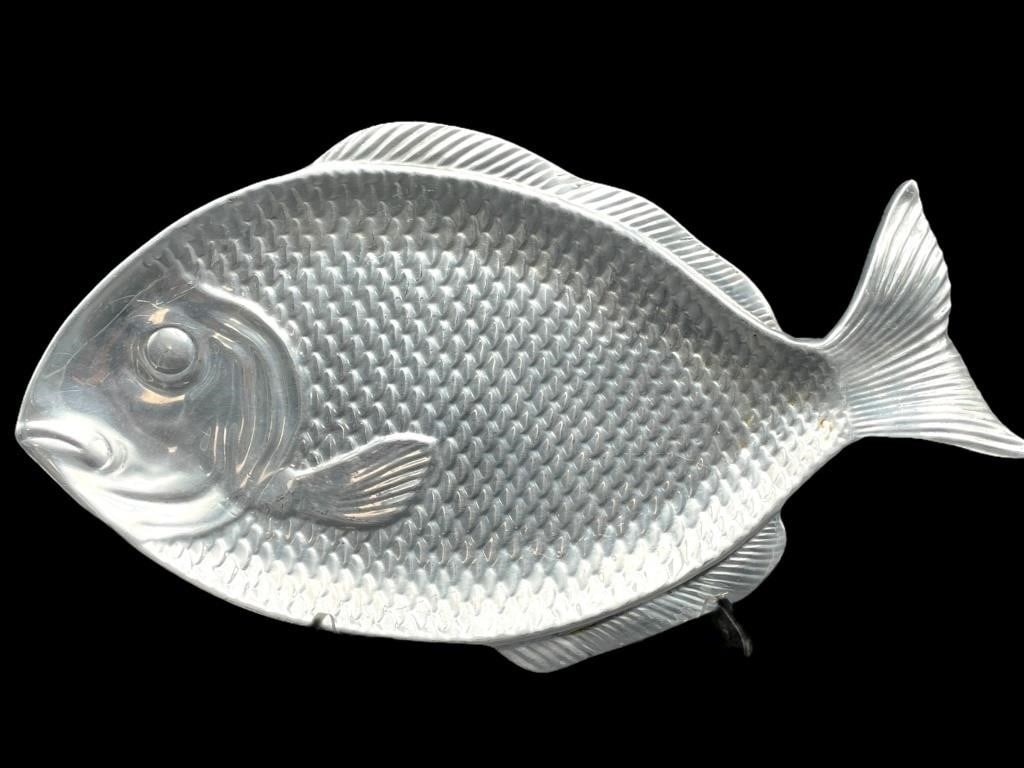 WILTON ARMETALE SEA LIFE LG FISH OYSTER TRAY 18": WILTON ARMETALE SEA LIFE LARGE FISH TRAY 18" GREAT CONDITION! A full 18" long. By bidding on this listing, you understand and agree to be bound by the terms and conditions of DejaVu Auctions. * For AL