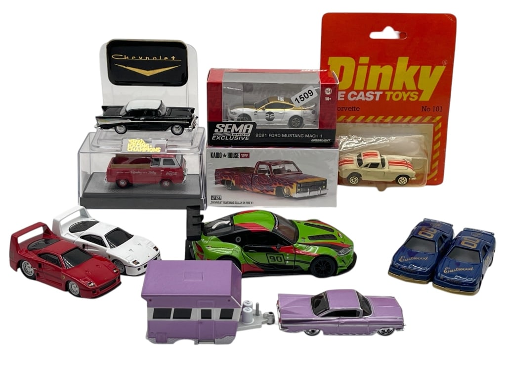 MIXED LOT OF DIE CAST MODEL CARS COLLECTIBLES: MIXED LOT OF DIE CAST MODEL CARS INCLUDING BOXED AND LOOSE EXAMPLES Mixed lot of die-cast model vehicle collectibles including boxed and loose examples featuring sports cars, customs, and novelty vehi