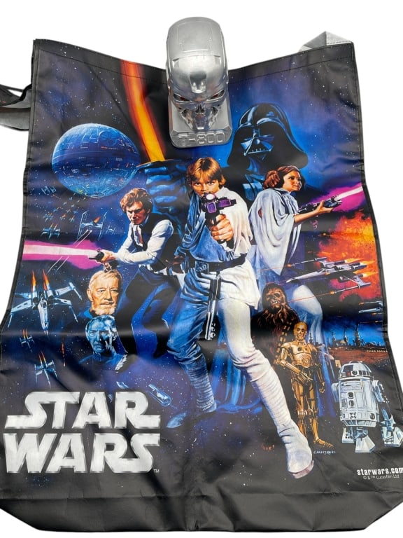 STAR WARS TOTE BAG TERMINATOR T 800 SKULL: MIXED LOT OF STAR WARS TOTE BAG AND T-800 TERMINATOR SKULL DISPLAY PIECE Mixed lot of sci-fi collectibles including a Star Wars themed tote bag featuring classic character artwork and a silver-tone T-