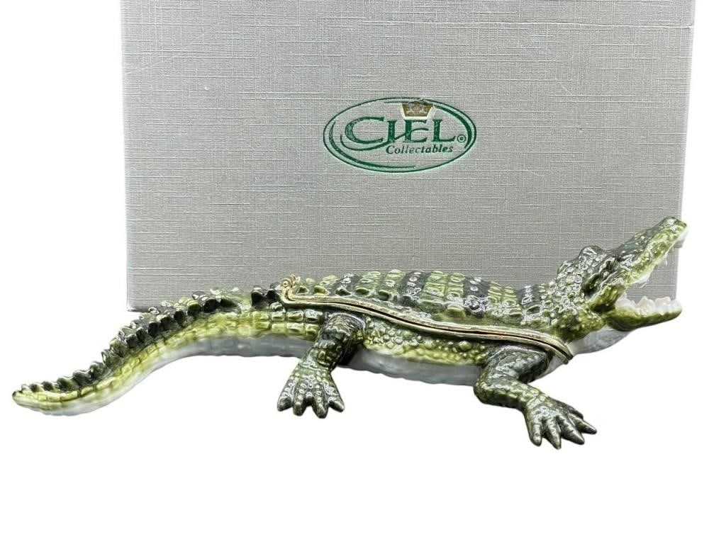 JAY STRONGWATER STYLE ALLIGATOR TRINKET BOX: JAY STRONGWATER STYLE ALLIGATOR TRINKET BOX Enamel painted, in-laid with Czech crystals. Individually packed in a satin pillow-lined gift