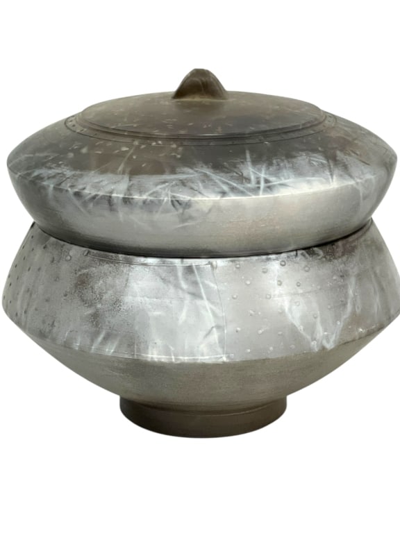 CRYSTALLINE STUDIO POTTERY LIDDED ART BOWL 8": *for alternative shipping options please go to www.dejavuauctionshipping.com -SIGNED STUDIO POTTERY LIDDED ART BOWL WITH CRYSTALLINE GLAZE -Handcrafted studio pottery lidded art bowl featuring a strik