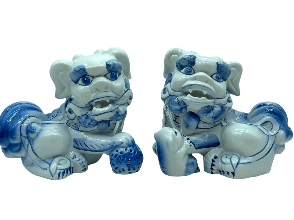 BLUE AND WHITE CHINESE STYLE FOO DOG 7": *for alternative shipping options please go to www.dejavuauctionshipping.com -PAIR OF BLUE AND WHITE CHINESE STYLE FOO DOG FIGURAL SCULPTURES 6" X 7" X 4" APPROX EACH -Decorative pair of Chinese style